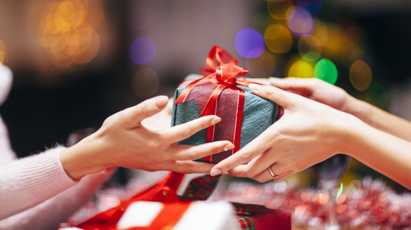 Exchange gifts on New Year